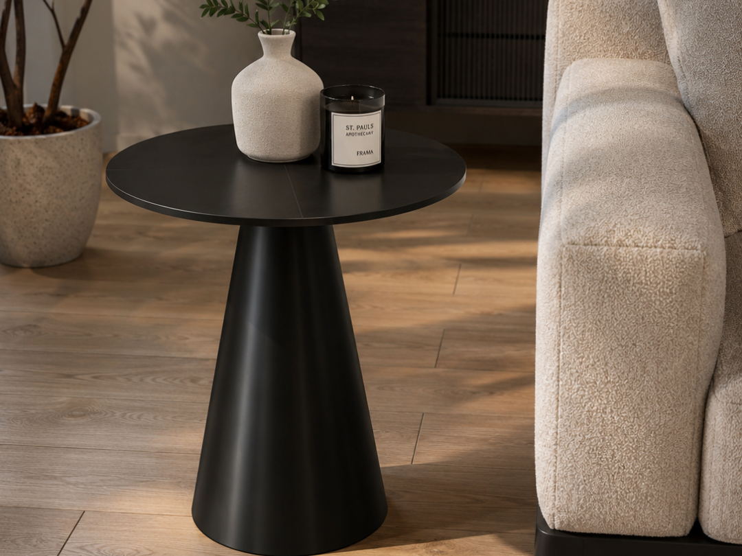 Tavolino Minimalista con Base Conica