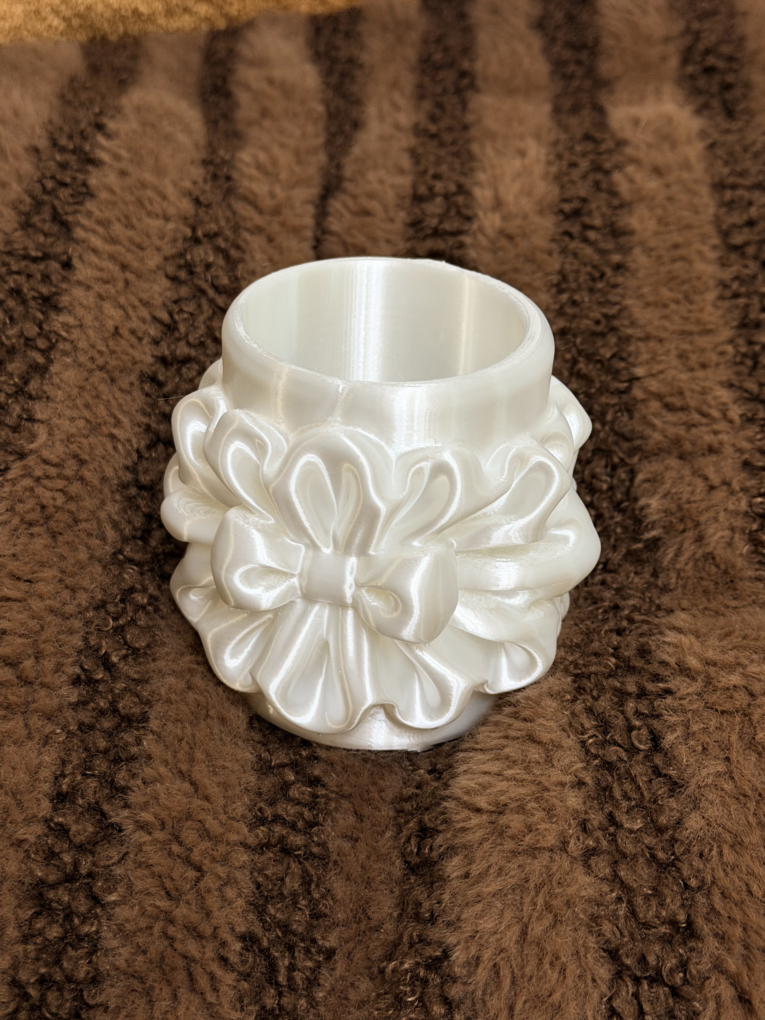 Miniatura 1 do modelo 3D 泡芙绒缎美妆刷筒