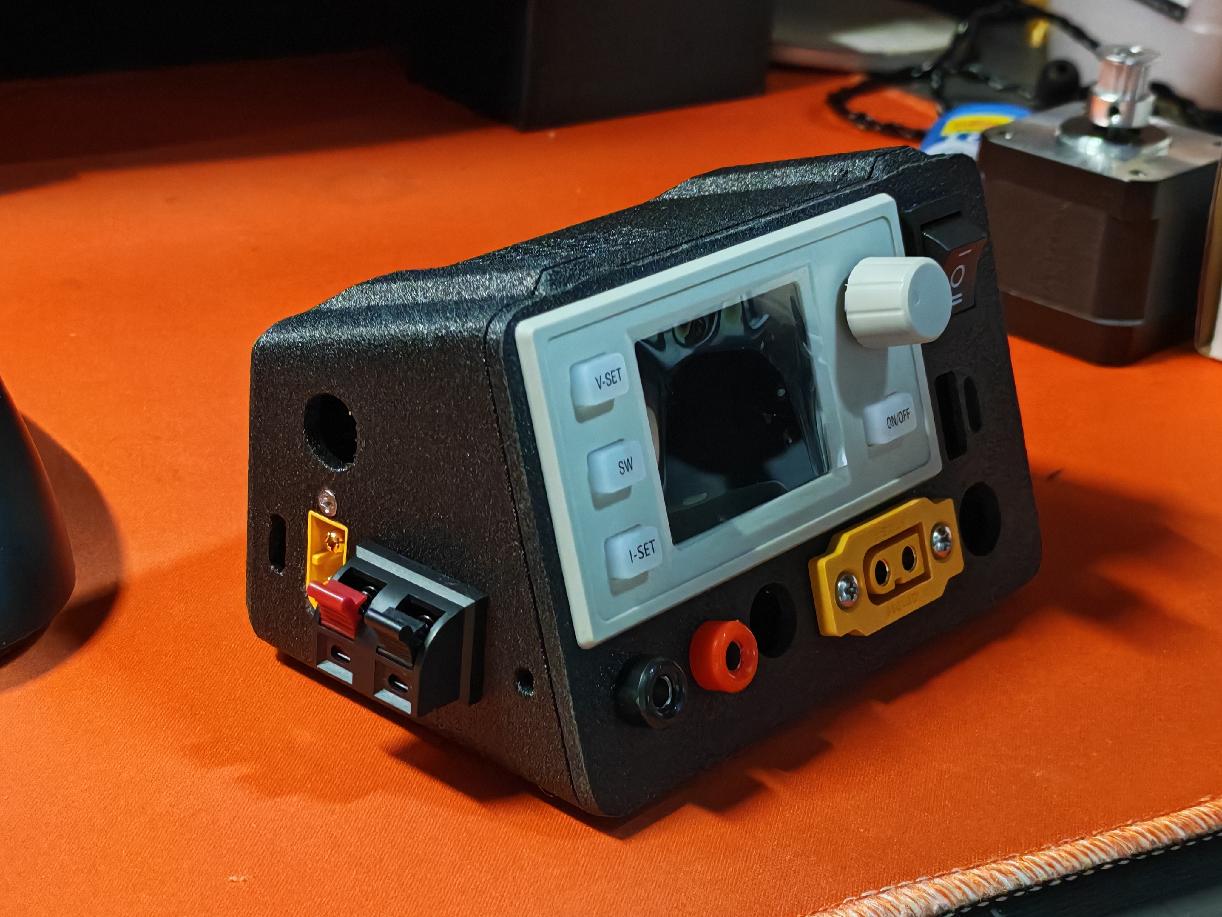 Miniatura 2 do modelo 3D 倾斜前面板：桌面可调直流电源SK120X（已更新快速线材加持模块）