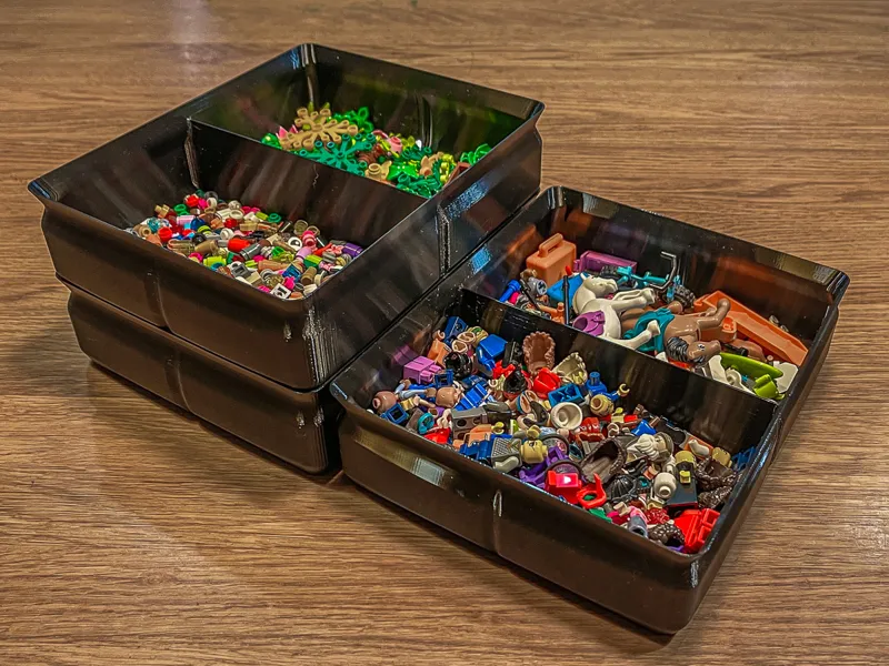 Low stackable container with separator 220x180x60