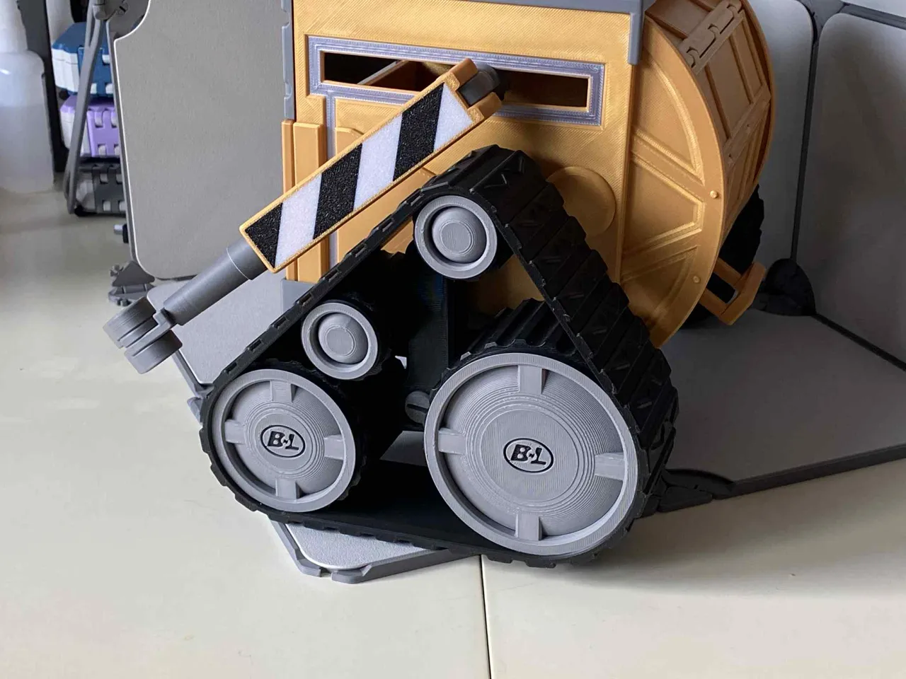 Posable WALL-E (Paper Dispenser) view 2