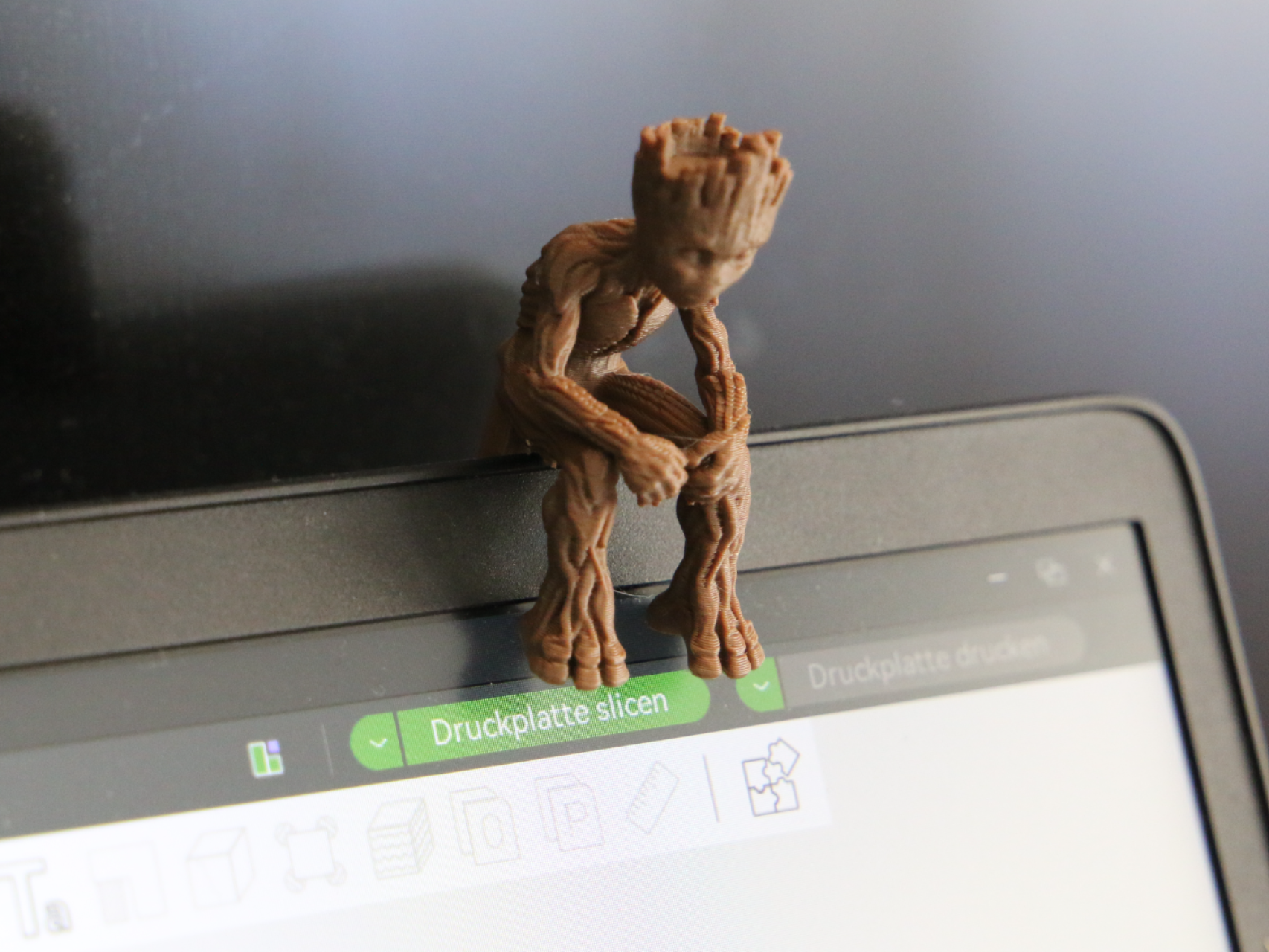 Sat Sitting Groot 
