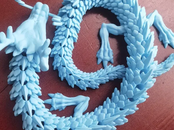 Dragon doré à cinq griffes, gueule articulée