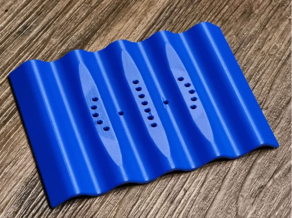 Wellige minimalistische Seifenschale mit Ablauf