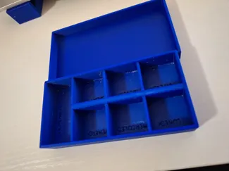 Porta pastiglie settimanale con giorni incisi
