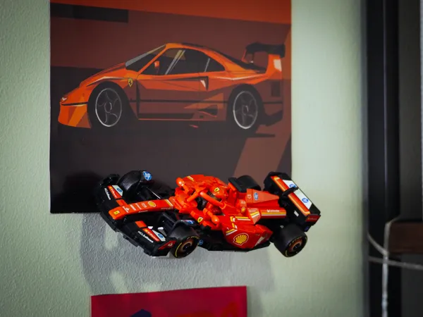 Support mural invisible pour voiture miniature F1
