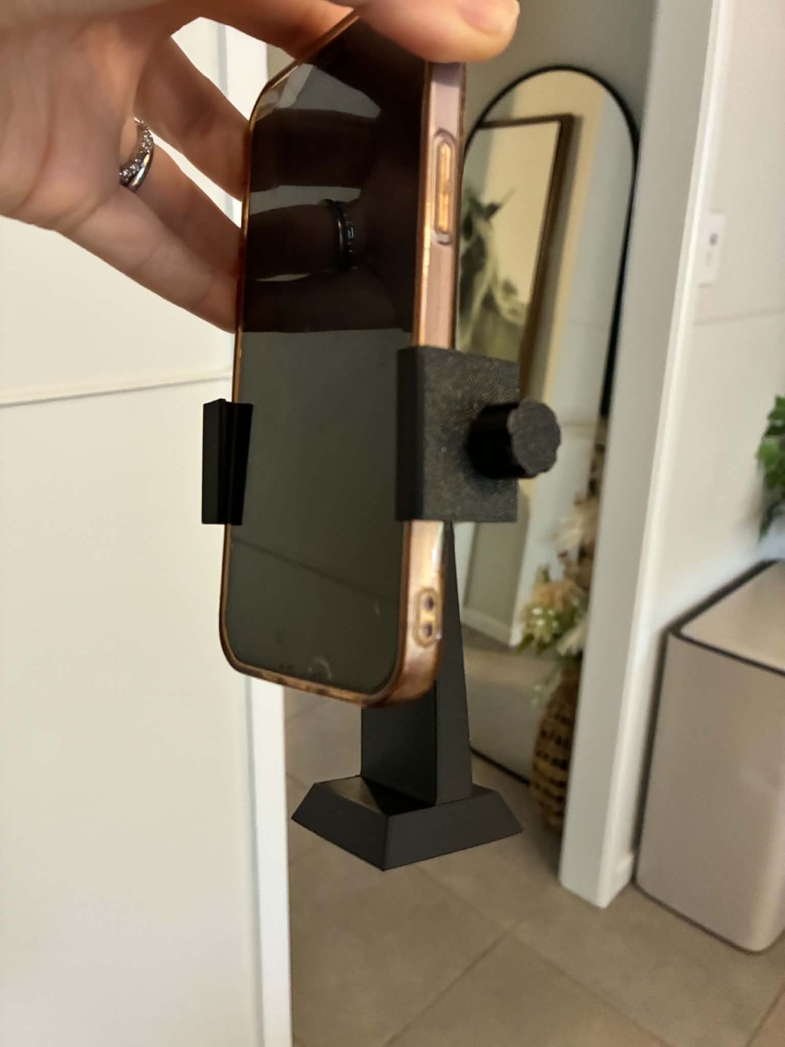 Miniatura 2 do modelo 3D Adjustable Smartphone Holder
