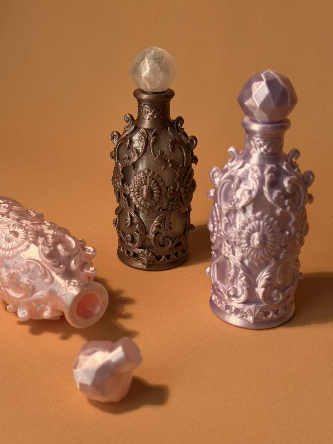 Miniatura 2 do modelo 3D 复古瓶子—繁花承露