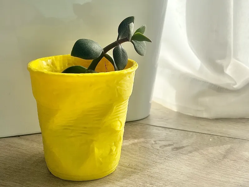 Vaso bicchiere di plastica deformato