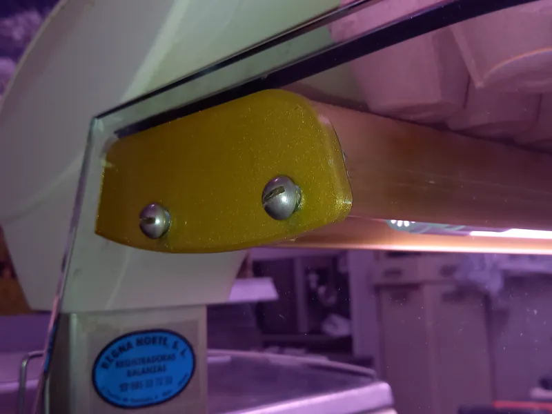 Soporte  vitrina de carniceria