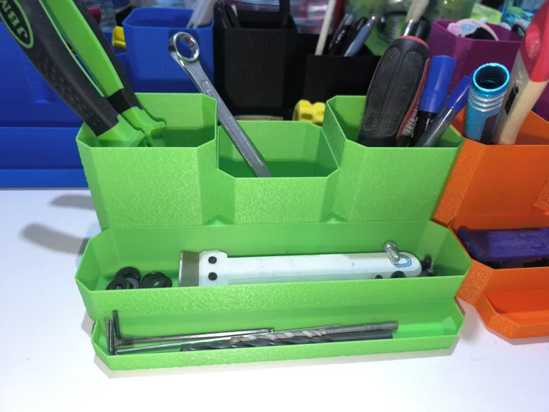 SIMPLE DESK ORGANISER