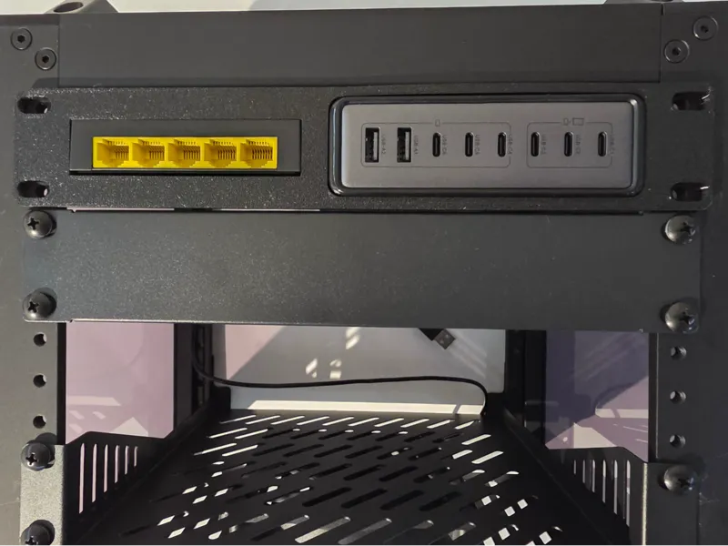 UGREEN X766 charger/IMOU SG105C hub 10" Rack Mount