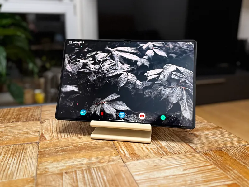 Minimalist tablet holder