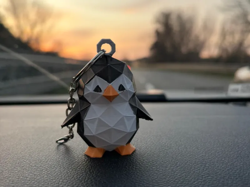 Pinguino Low-Poly – Portachiavi 3D Multicolore