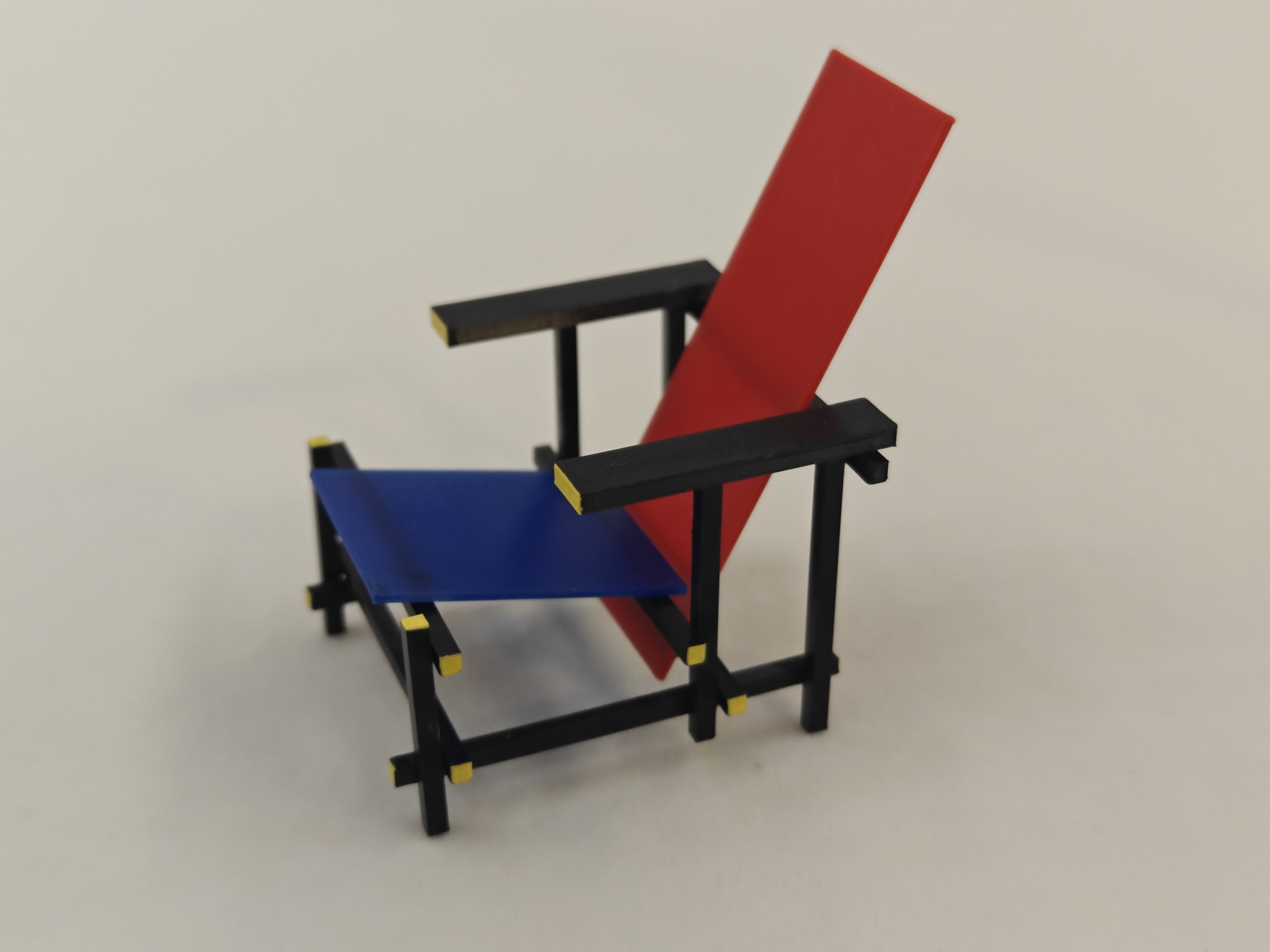 Miniatura 1 do modelo 3D 【经典重生 | 1:10红蓝椅3D打印模型——以榫卯重构现代主义灵魂】仅需耗材15g