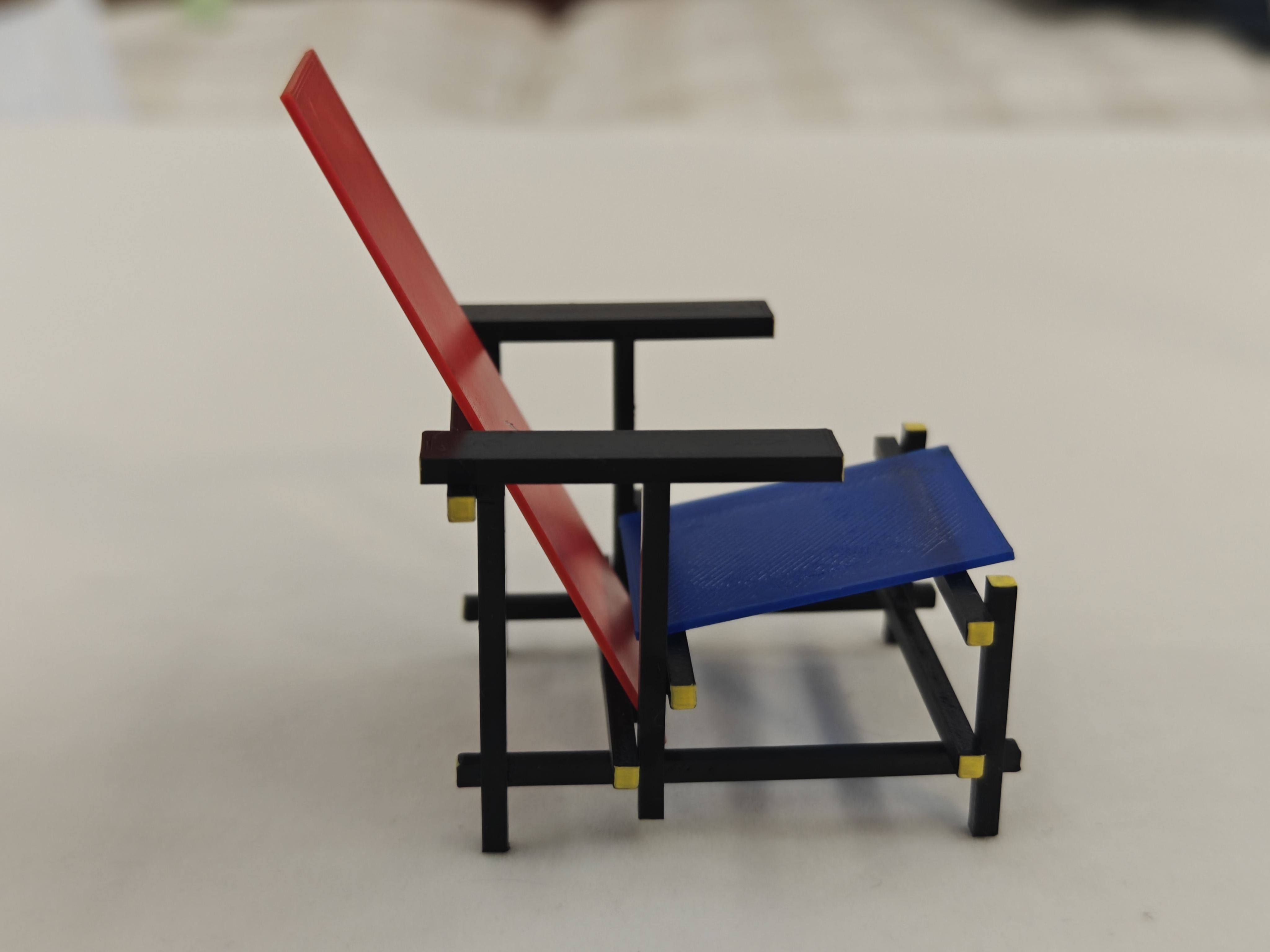 Miniatura 4 do modelo 3D 【经典重生 | 1:10红蓝椅3D打印模型——以榫卯重构现代主义灵魂】仅需耗材15g