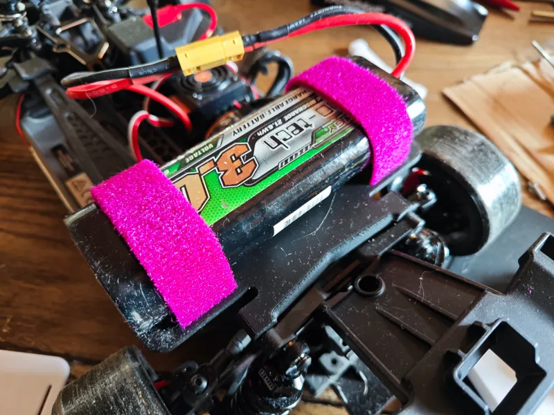 Traxxas 4tec fixation batterie sur l'arrière.