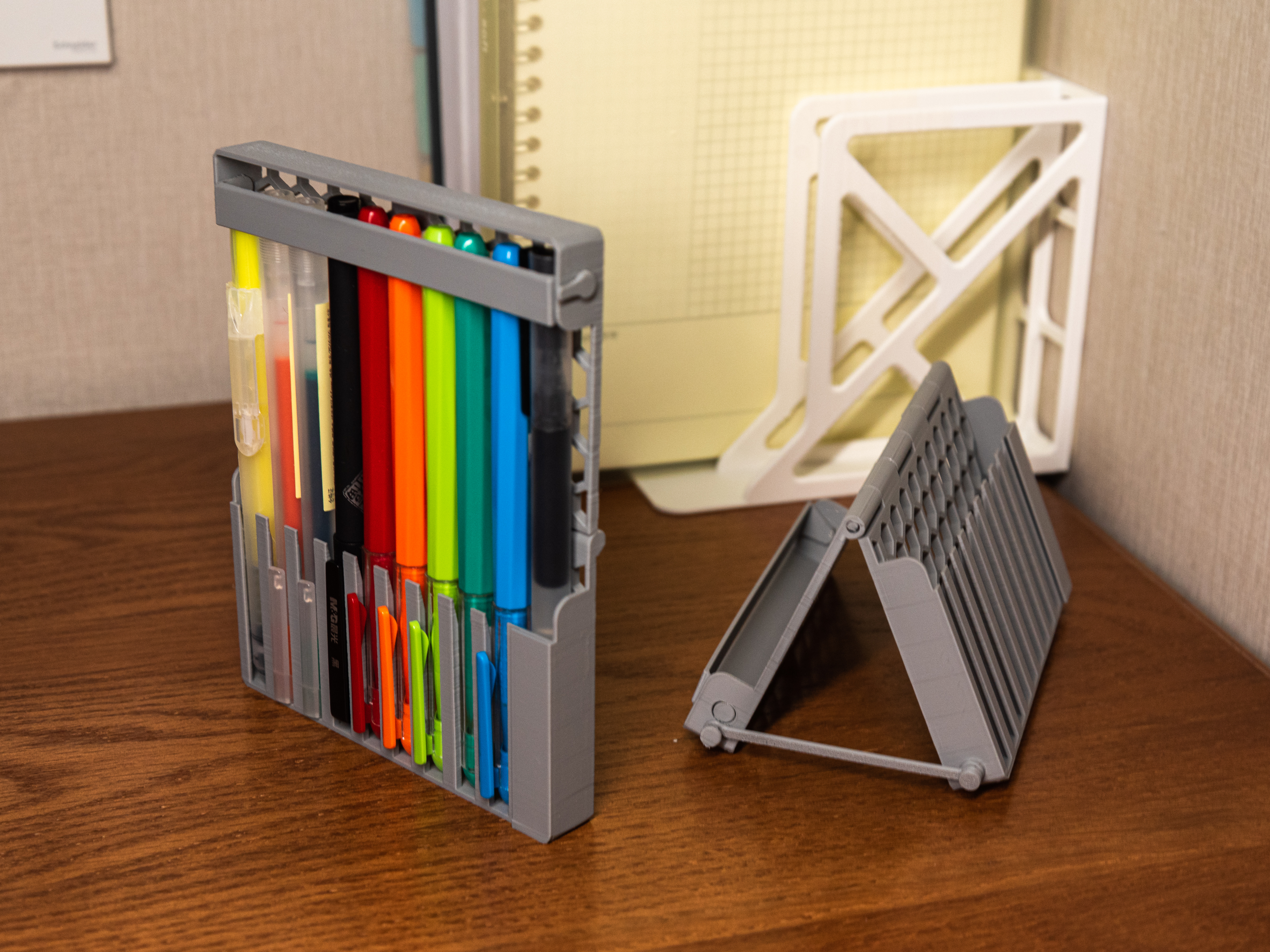 Miniatura 1 do modelo 3D 便携折叠笔盒：可立于桌面，可展平，有可旋转的防滑出保护栏，可夹在活页本中/书本/笔记本中