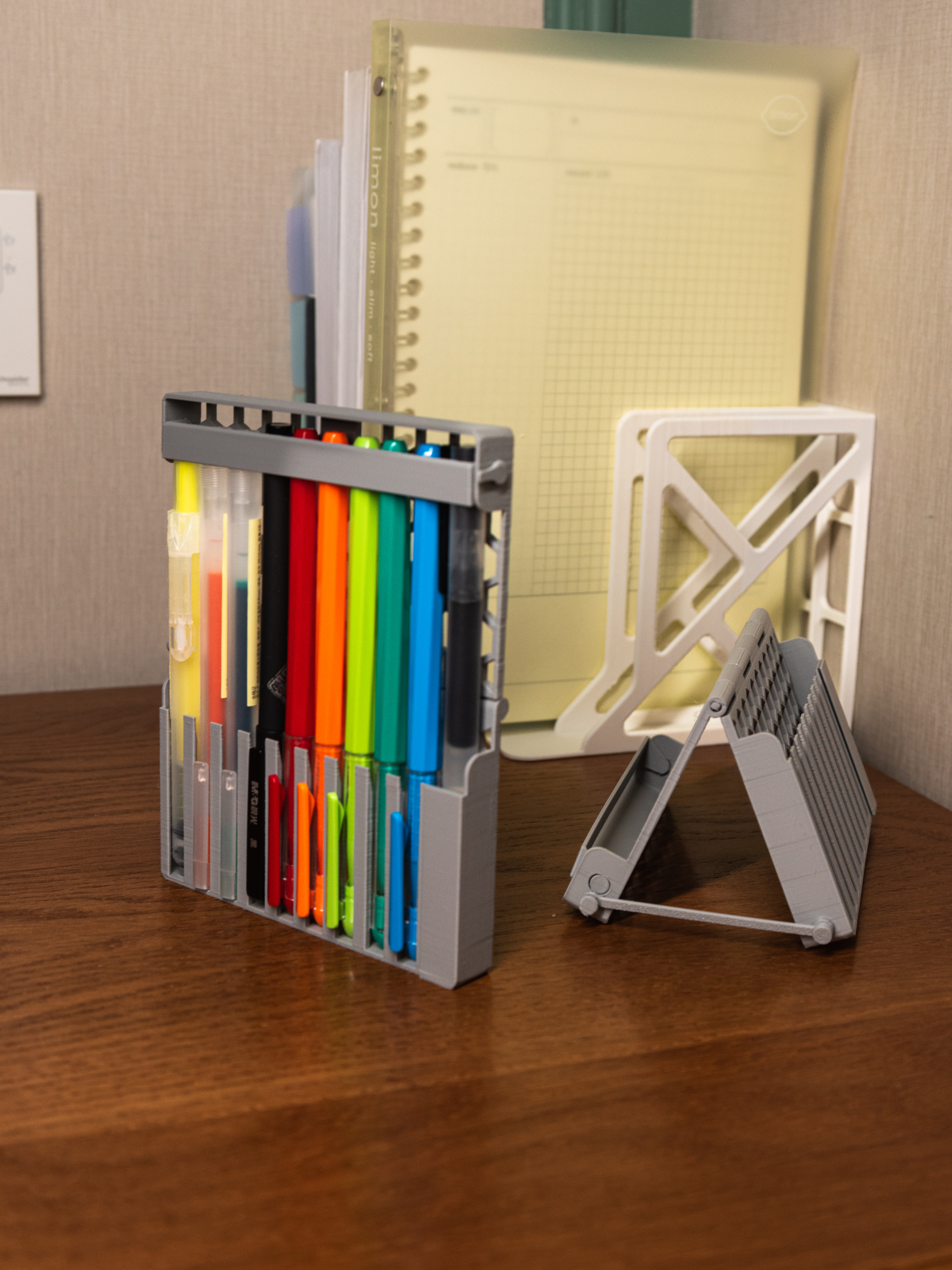 Miniatura 2 do modelo 3D 便携折叠笔盒：可立于桌面，可展平，有可旋转的防滑出保护栏，可夹在活页本中/书本/笔记本中