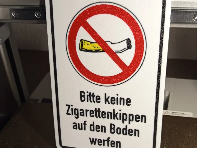 Bitte keine Zigaretten auf den Boden werfen