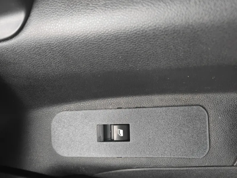peugeot partner - rifter right window switch panel