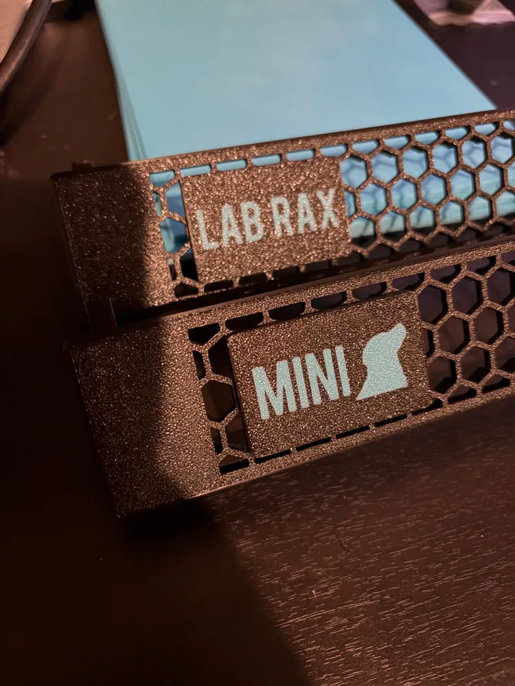 Lab Rax 顶通风徽章 - 免费 3D 打印模型 - MakerWorld
