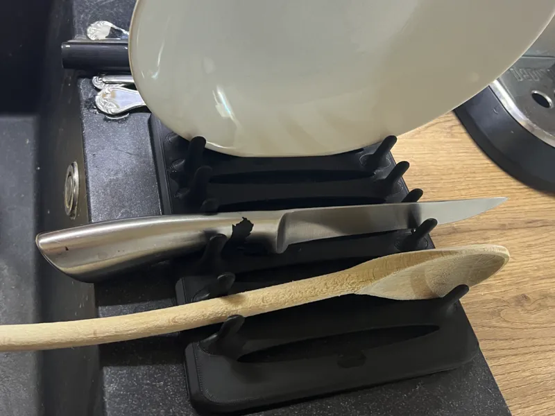 Plate stand with drain holes