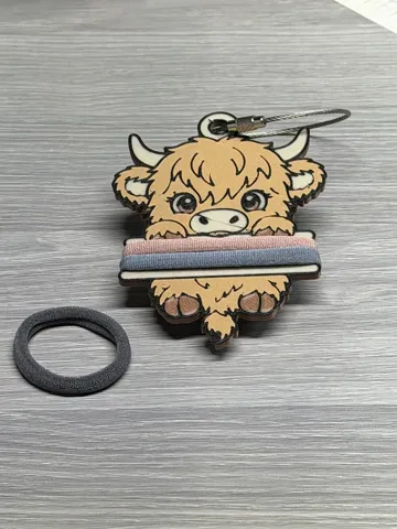 Accesorio para sujetar ligas de cabello: Highland Cow Hair Tie Holder Keychain — vista de referencia 3