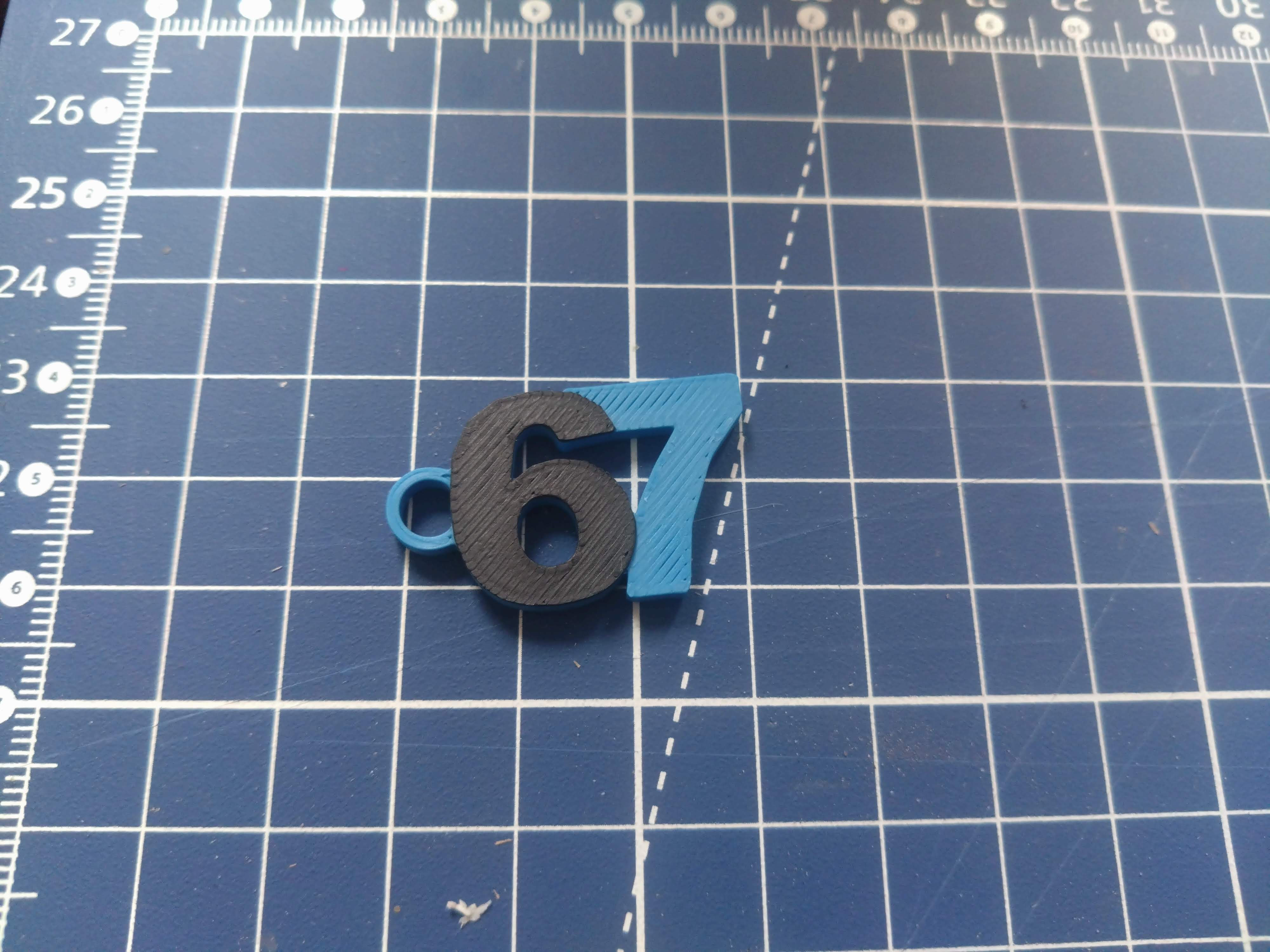 Miniatura 2 do modelo 3D SIX SEVEN Keychain
