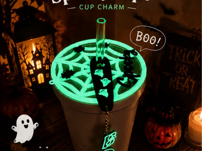 Adorno temático: Spooky Sips Cup Charm. Referencia del modelo original.