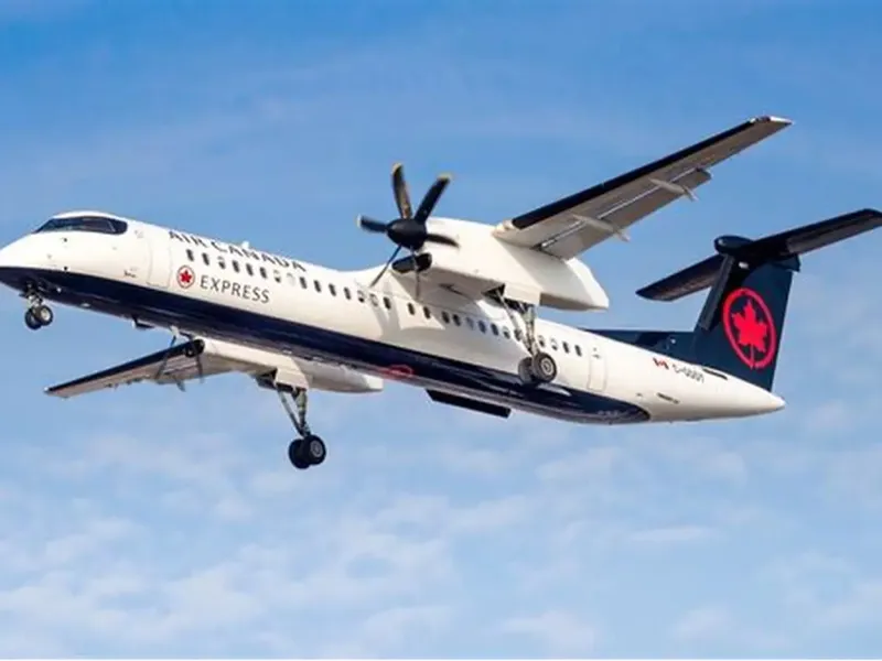 Bombardier Q400 with landing gear and color