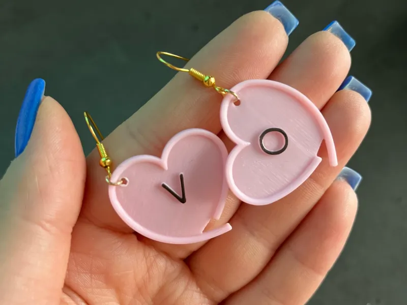 Heart earrings with delicate setting and inlay