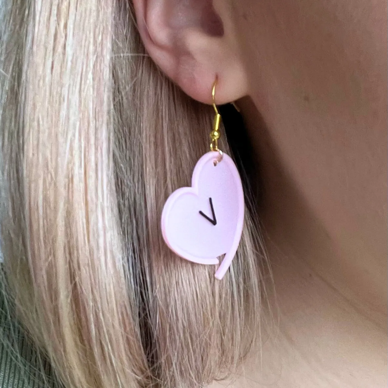 Heart earrings with delicate setting and inlay view 3