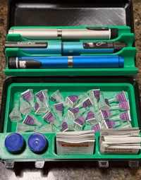 3x pens, 2x 10ml vial, hidden Pen Needle compartment