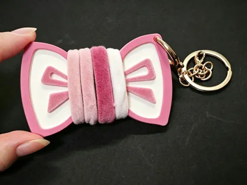 Accesorio para sujetar ligas de cabello: Bow Hair Tie Keeper with Keyring — referencia de MakerWorld