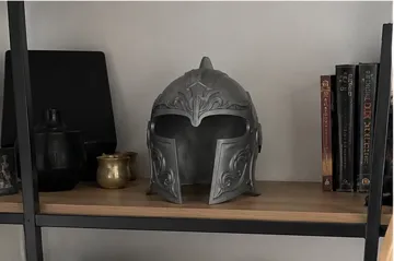 Pieza para disfraz o exhibición: Knight Helmet — vista de referencia 4