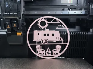 Fensterbild mit Wohnwagen und Liegestuhl