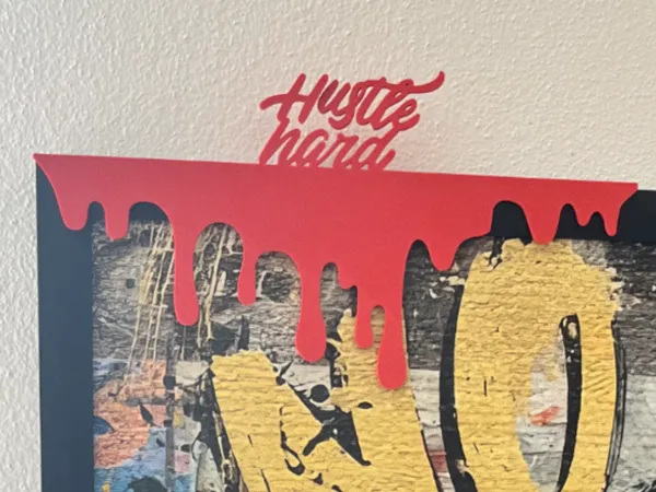Enseigne murale Hustle Hard effet sang