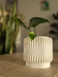 Pot de fleurs côtelé avec réservoir d'eau — photo 2