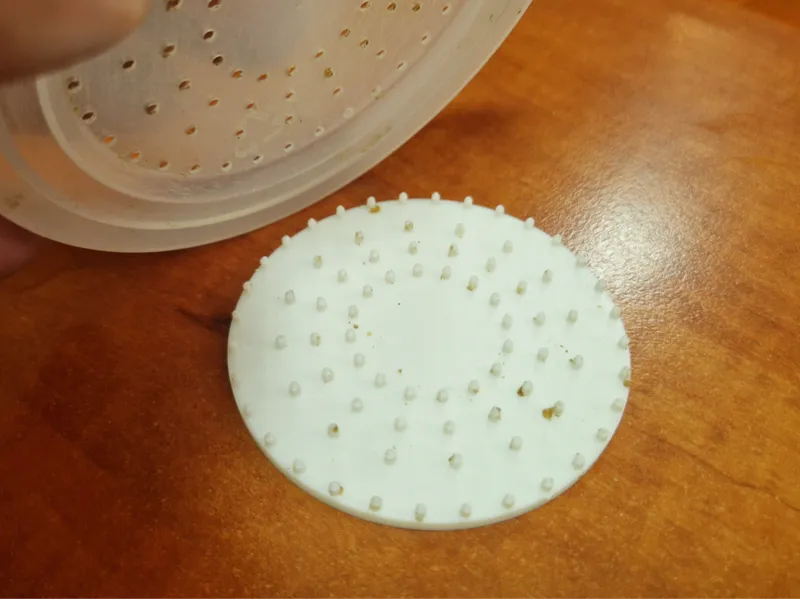 čistič víček na krmení včel, cap for 4l bottle