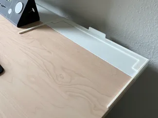 Halterung für ELLOVEN Monitorerhöhung von IKEA 