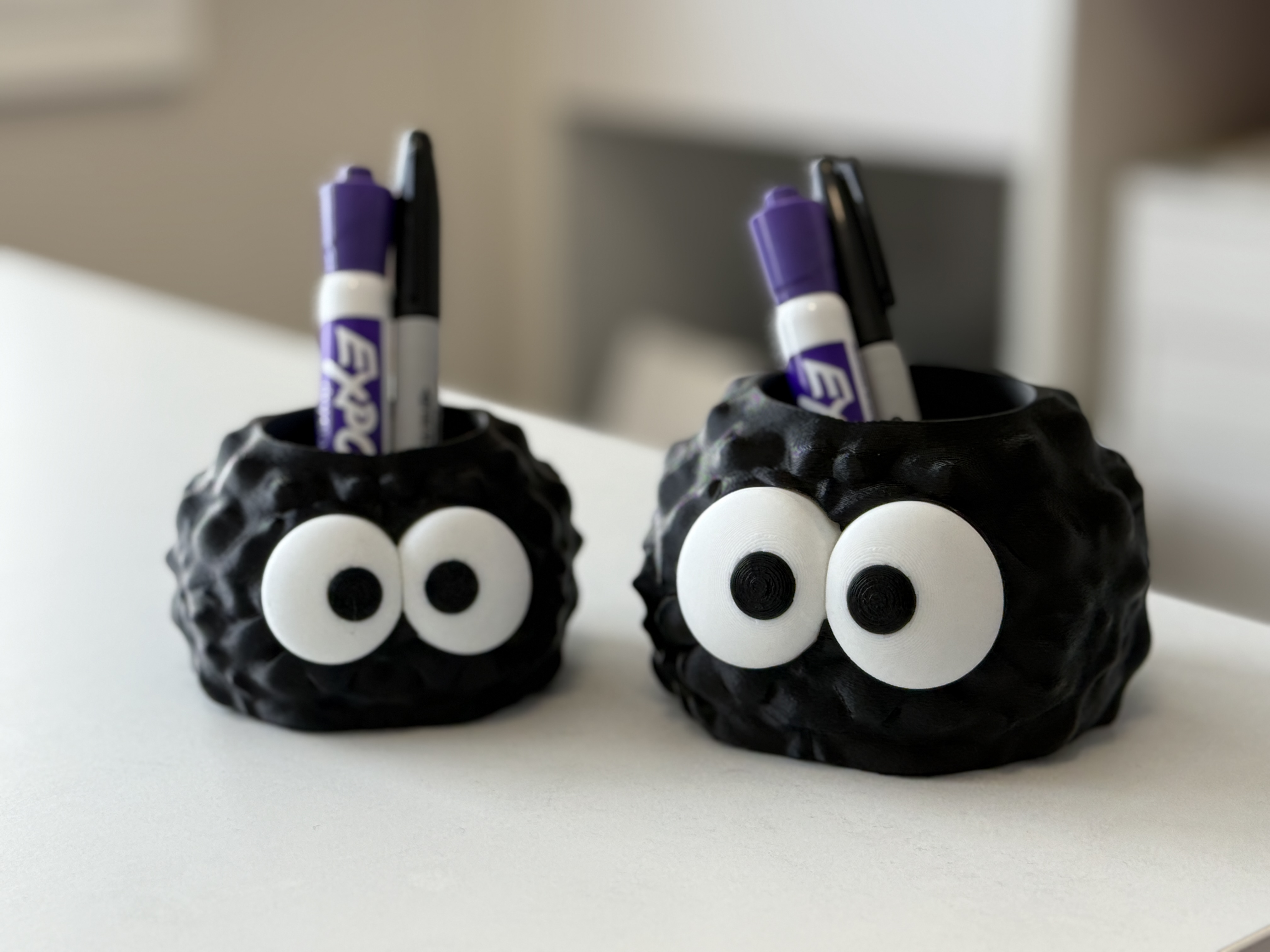 Miniatura 2 do modelo 3D Soot Sprite Pen and Pencil Holder