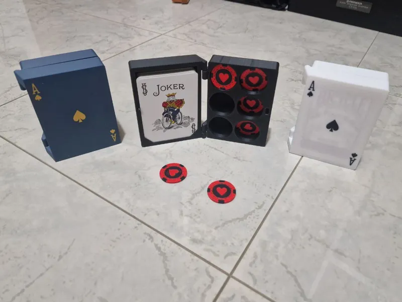 PokerBuddy Mini: playing card deck and chips box