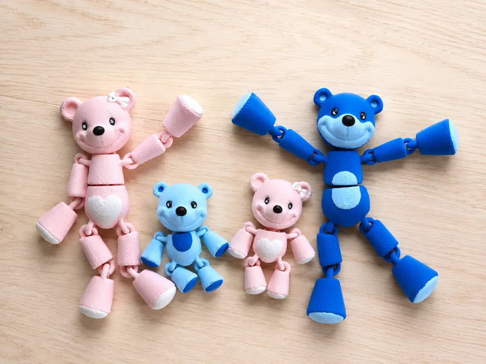 Letrero o emblema decorativo: Articulated Teddy Bear Family. Referencia del modelo original.