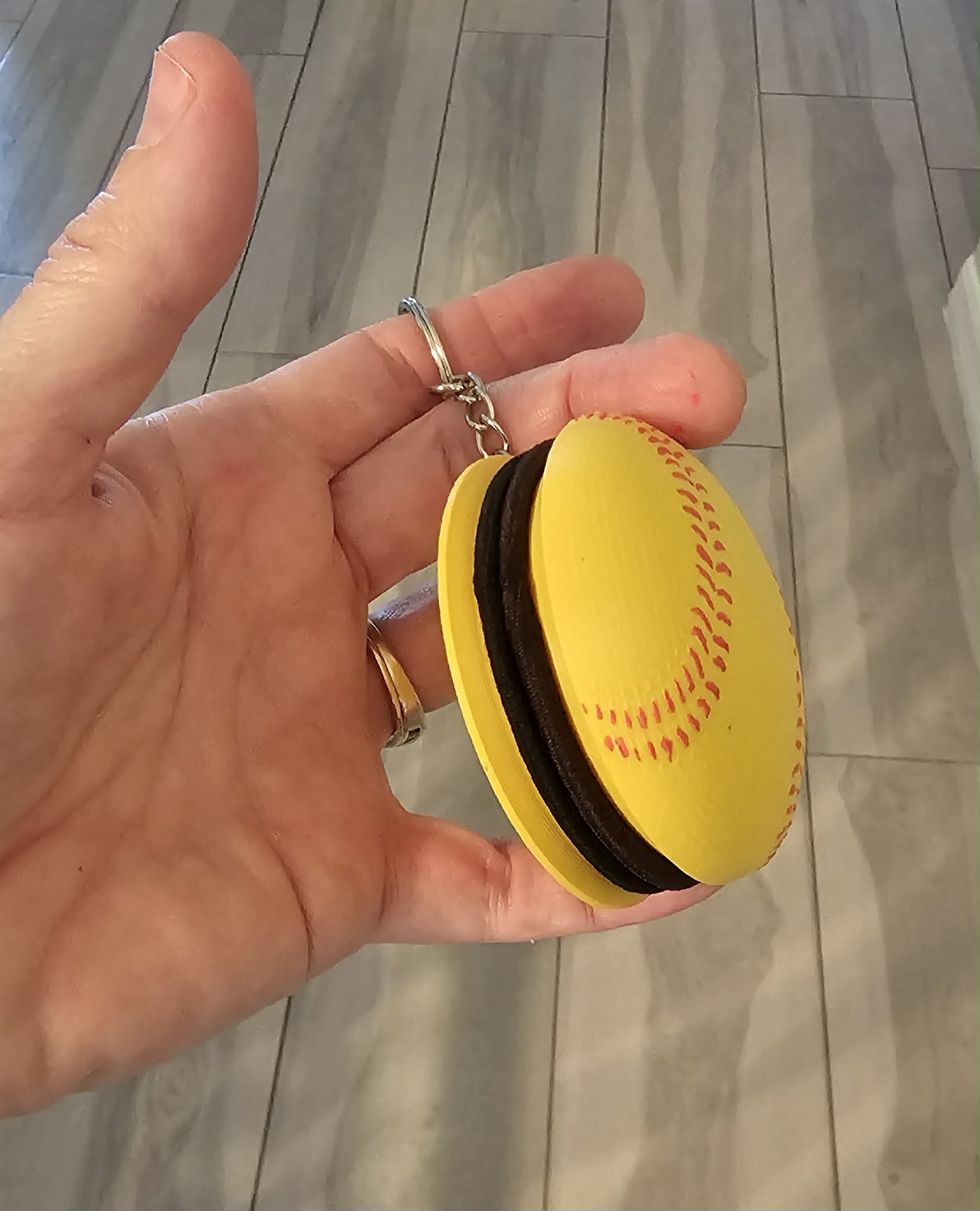 Accesorio para sujetar ligas de cabello: Softball hair tie holder — vista de referencia 4