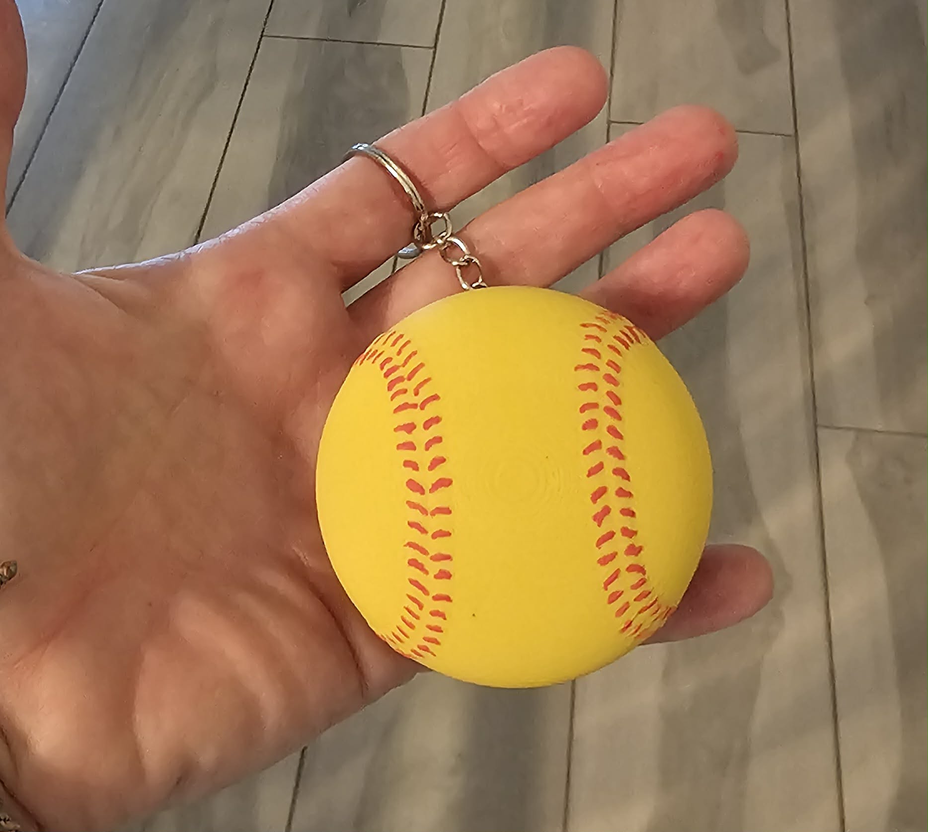 Accesorio para sujetar ligas de cabello: Softball hair tie holder — vista de referencia 3