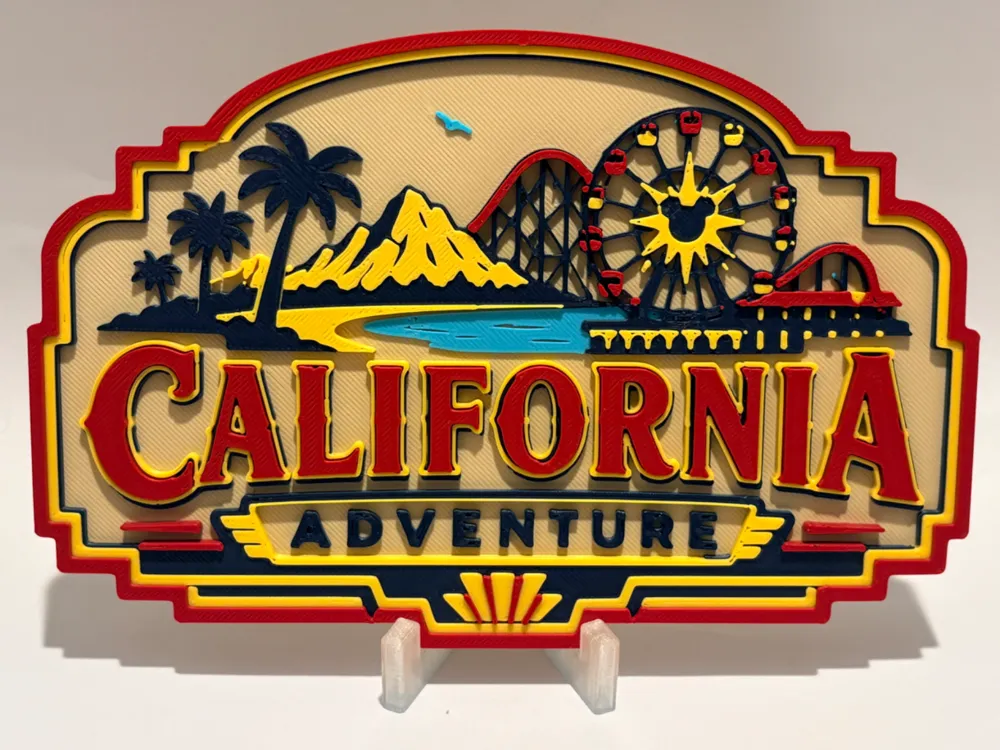 Letrero o emblema decorativo: Disney California Adventure Inspired Sign. Referencia del modelo original.