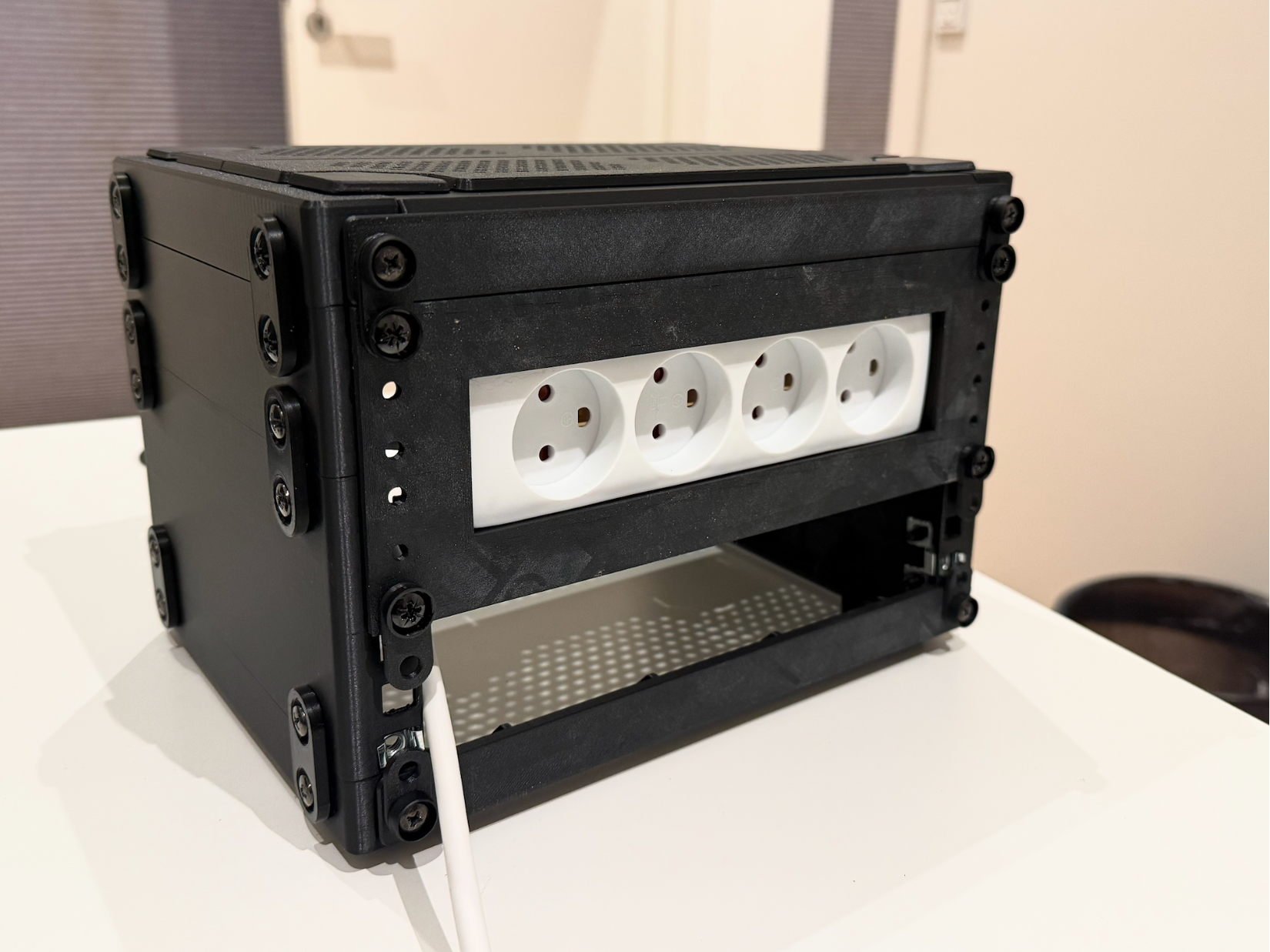 Parametric 2U Power Strip Insert – 10″ Rack
