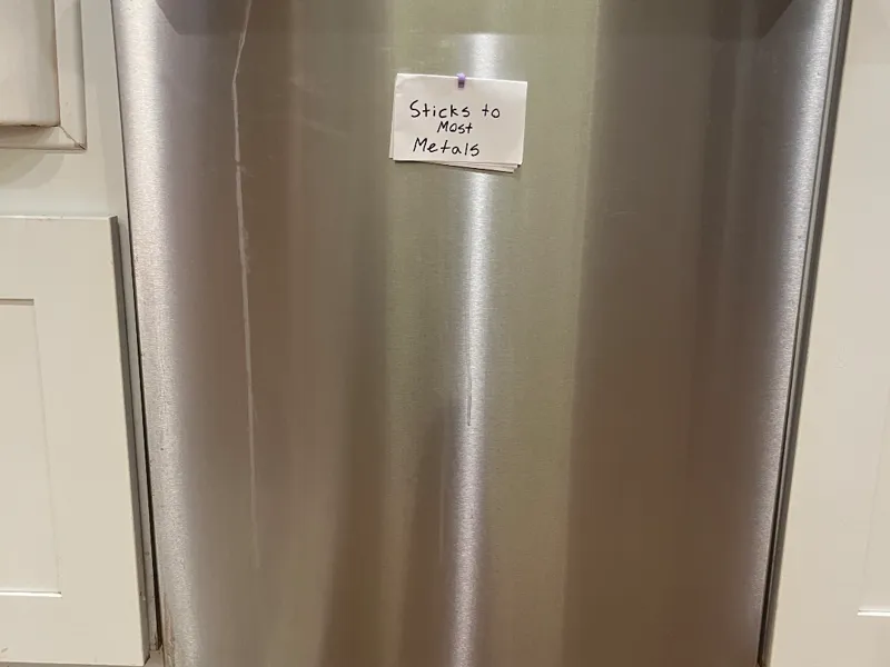 Magnetic fridge clip