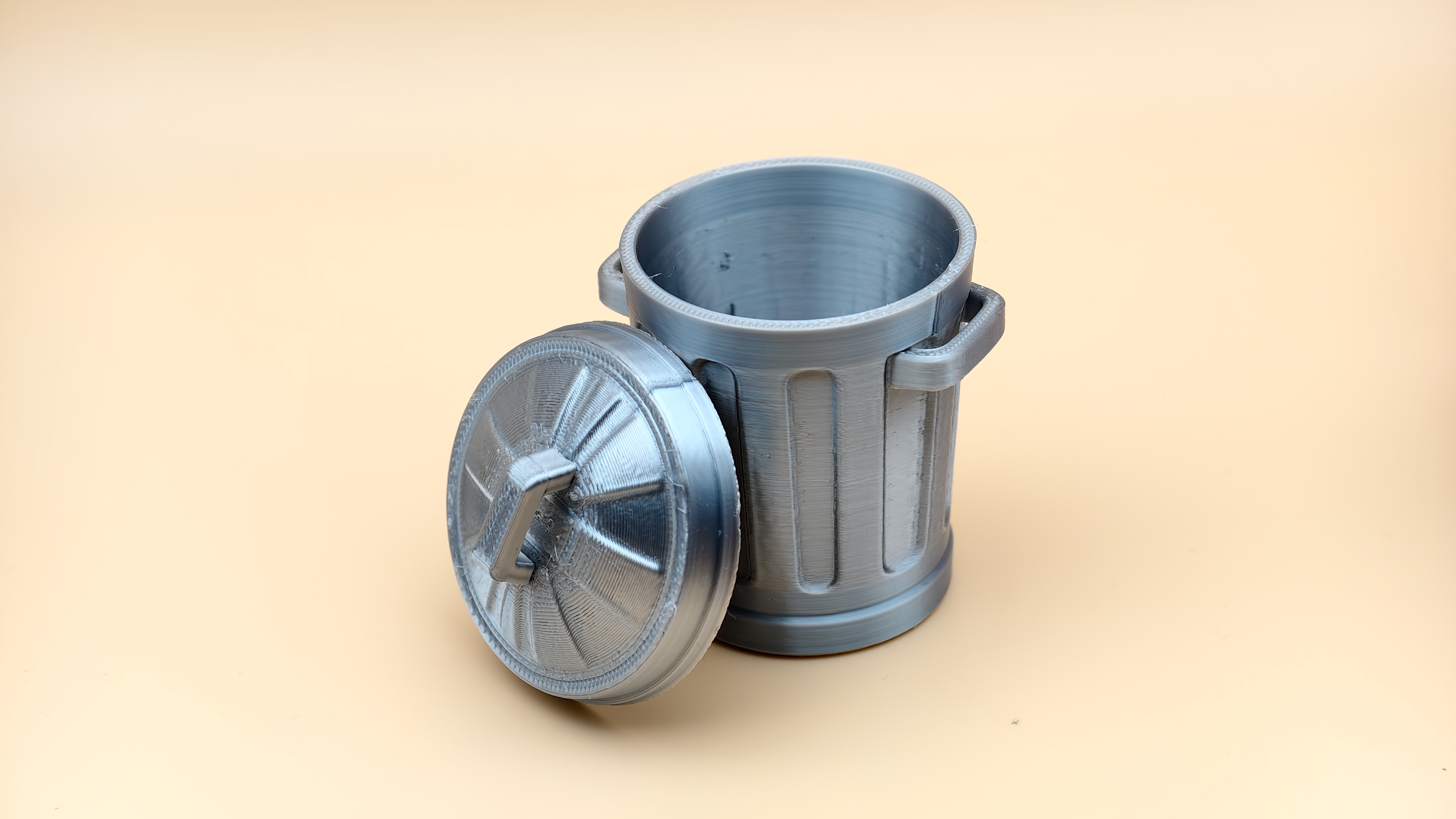 Miniatura 2 do modelo 3D 车载垃圾桶，真正的垃圾桶